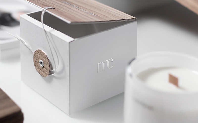 蠟燭包裝設計靈感來源于木芯，天然的紋理與純白色的搭配